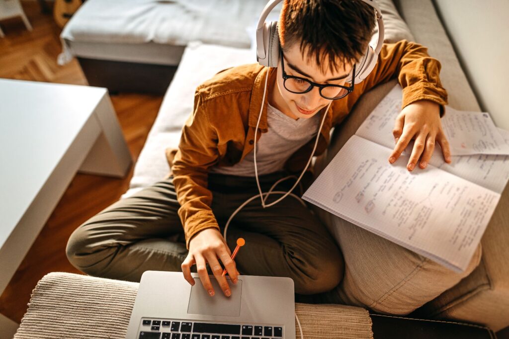 Student se učí online